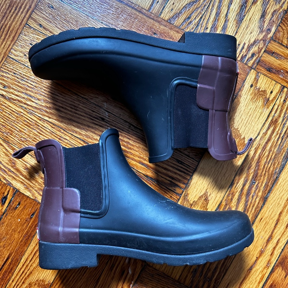 Hunter Chelsea Rainboots, Womens Size US 7, Two-Tone (Black + Maroon)